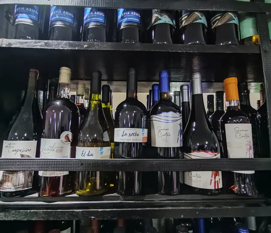 Estante de vinos de Pencahue en Aquí! Market