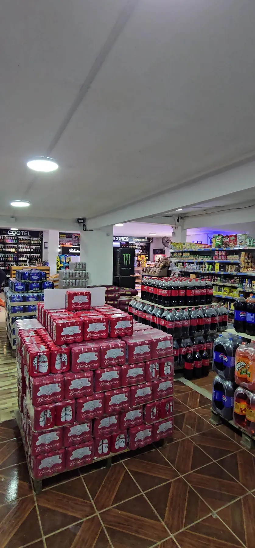 Interior del supermercado con pasillos ordenados