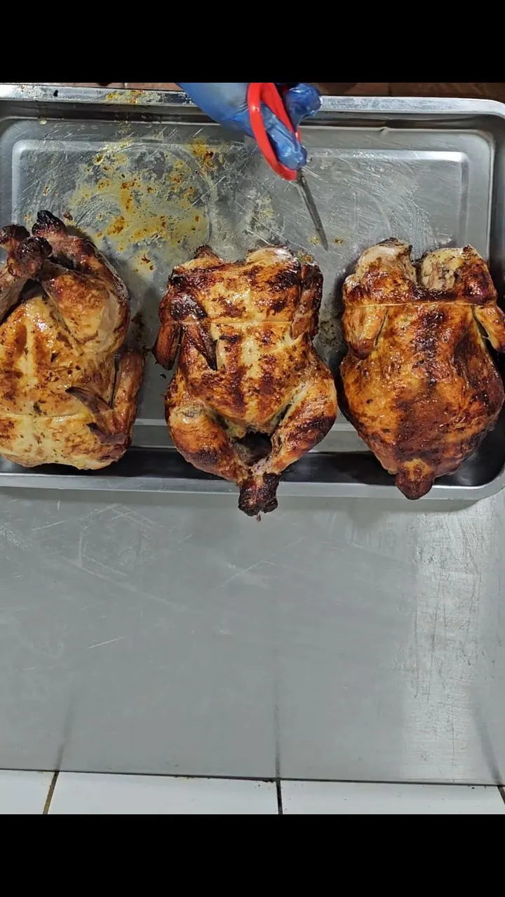 Bandeja de pollos asados listos