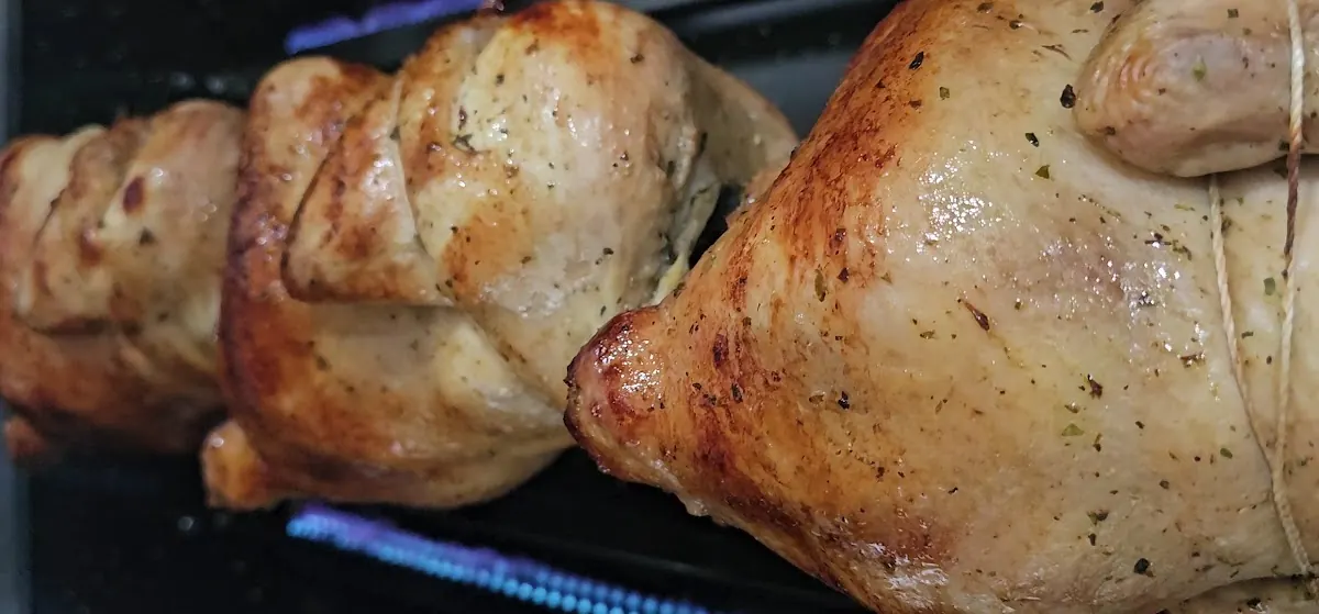 Pollos asados dorándose en el horno